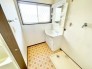 ～シャワー付き洗面台を採用～
・洗面台の蛇口がホースで伸びシャワーとしてご利用可能。
・朝の寝ぐせ直しなどにシャワーを使いたい時、洗面台の掃除をする際にも便利にお使いいただけますよ。
