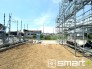 ～閑静な住宅街の立地～
・周辺は閑静な住宅街となっておりますので、静かな暮らしをご実現いただけます。
・前面道路の交通量も多くないので、小さなお子様がいるご家庭でもご安心ですね。
(１号棟)