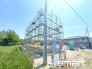 1号棟 ～ベタ基礎でしっかりとした土台～
・コンクリートの中に鉄筋を配し強度を高めた「ベタ基礎」を採用。
・しっかりとした土台を造ったうえで、その上に建物が築造されていきます。
