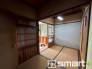 ～「和みの部屋」和室をご用意～
・ゴロンと寝転がったり、お子様のいるご家庭ではお子様を寝かしつけたり、などご活用いただける和室をご用意。
・やはり畳の香りは心が落ち着きますね。
