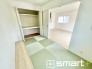 1号棟 ～使い勝手の良い「和洋室」～
・畳敷きに建具は洋風、というハイブリッド型の「和洋室」。和室と洋室の良い所を組み合わせたお部屋です。
・やはり畳の香りは心が落ち着きますね。
