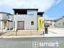 ～閑静な住宅街の立地～
・周辺は閑静な住宅街となっておりますので、静かな暮らしをご実現いただけます。
・前面道路の交通量も多くないので、小さなお子様がいるご家庭でもご安心ですね。
(２号棟)