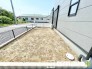 ～広々したお庭のある邸宅～
・余裕の敷地には広いお庭もご用意。
・ガーデニングや安らぎの空間として、倉庫を置いたりと様々な活用が可能です。
・人工芝の敷設などもお気軽にご相談くださいませ。
(２号棟)
