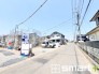 3号棟 ～閑静な住宅街の立地～
・周辺は閑静な住宅街となっておりますので、静かな暮らしをご実現いただけます。
・前面道路の交通量も多くないので、小さなお子様がいるご家庭でもご安心ですね。
