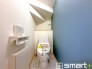 ～埋め込み収納でトイレをスッキリ～
・壁の厚さを利用して収納を埋め込みました。
・床に収納を置かなくていいので床掃除も楽々です。
(８号棟)