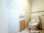 ～埋め込み収納でトイレをスッキリ～
・壁の厚さを利用して収納を埋め込みました。
・床に収納を置かなくていいので床掃除も楽々です。

