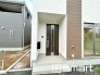 ～お住まいの顔「玄関」～
・玄関ドアの上にはもちろん軒がございますので、雨の日でも濡れずに鍵の開閉が可能です。
・鍵は防犯性に優れたディンプルキーを採用。
