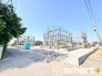 ～閑静な住宅街の立地～
・周辺は閑静な住宅街となっておりますので、静かな暮らしをご実現いただけます。
・前面道路の交通量も多くないので、小さなお子様がいるご家庭でもご安心ですね。
