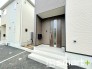 ～デザイン性に優れた玄関～
・モダンなデザインの玄関ドアを採用する事でお住まいの「顔」の印象が大きく変わります。
・毎日帰宅した際に嬉しくなる仕様です。
