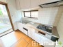 ～リビングを有効活用～
・キッチンは対面式ではなく壁側にございますので、お部屋の中の空間を有効活用できます。
・現地ではぜひ家具の配置などもイメージしながらご見学くださいませ。
