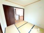 ～「和みの部屋」和室をご用意～
・ゴロンと寝転がったり、お子様のいるご家庭ではお子様を寝かしつけたり、などご活用いただける和室をご用意。
・やはり畳の香りは心が落ち着きますね。
