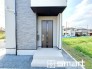～お住まいの顔「玄関」～
・玄関ドアの上にはもちろん軒がございますので、雨の日でも濡れずに鍵の開閉が可能です。
・鍵は防犯性に優れたディンプルキーを採用。
(１号棟)