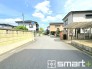 ～十分な広さのある前面道路～
・前面道路は約６ｍございますので、お車でのすれ違いも楽々で余計なストレスがかかりません。
・日々お車での移動が多い方には大切なポイントですね。
