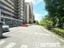 ～便利な平面駐車場～
・広い敷地を活かした平面式の駐車場。車の出し入れが楽で利便性に優れます。
・空き状況などもお気軽にお問い合わせくださいませ。
