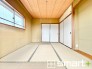 ～「和みの部屋」和室をご用意～
・ゴロンと寝転がったり、お子様のいるご家庭ではお子様を寝かしつけたり、などご活用いただける和室をご用意。
・やはり畳の香りは心が落ち着きますね。

