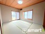 ～「和みの部屋」和室をご用意～
・ゴロンと寝転がったり、お子様のいるご家庭ではお子様を寝かしつけたり、などご活用いただける和室をご用意。
・やはり畳の香りは心が落ち着きますね。

