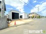 ～開放感ある角地のお住まい～
・２方向が空く事で開放感のある角地に位置しております。
・窮屈な感じが無く、ゆったりと暮らせるこの魅力をぜひ現地でご体感くださいませ。
