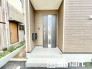 ～お住まいの顔「玄関」～
・玄関ドアの上にはもちろん軒がございますので、雨の日でも濡れずに鍵の開閉が可能です。
・鍵は防犯性に優れたディンプルキーを採用。
