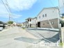 ～十分な広さのある前面道路～
・前面道路は約６ｍございますので、お車でのすれ違いも楽々で余計なストレスがかかりません。
・日々お車での移動が多い方には大切なポイントですね。
