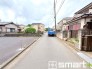 ～十分な広さのある前面道路～
・前面道路は約４ｍございますので、お車でのすれ違いも可能で余計なストレスがかかりません。
・日々お車での移動が多い方には大切なポイントですね。

