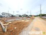 ～閑静な住宅街の立地～
・周辺は閑静な住宅街となっておりますので、静かな暮らしをご実現いただけます。
・前面道路の交通量も多くないので、小さなお子様がいるご家庭でもご安心ですね。
(１号棟)