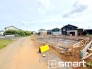 ～閑静な住宅街の立地～
・周辺は閑静な住宅街となっておりますので、静かな暮らしをご実現いただけます。
・前面道路の交通量も多くないので、小さなお子様がいるご家庭でもご安心ですね。
