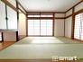 ～「和みの部屋」和室をご用意～
・ゴロンと寝転がったり、お子様のいるご家庭ではお子様を寝かしつけたり、などご活用いただける和室をご用意。
・やはり畳の香りは心が落ち着きますね。
