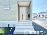 ～お住まいの顔「玄関」～
・玄関ドアの上にはもちろん軒がございますので、雨の日でも濡れずに鍵の開閉が可能です。
・鍵は防犯性に優れたディンプルキーを採用。
