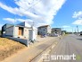 ～閑静な住宅街の立地～
・周辺は閑静な住宅街となっておりますので、静かな暮らしをご実現いただけます。
・前面道路の交通量も多くないので、小さなお子様がいるご家庭でもご安心ですね。
