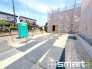 ～閑静な住宅街の立地～
・周辺は閑静な住宅街となっておりますので、静かな暮らしをご実現いただけます。
・前面道路の交通量も多くないので、小さなお子様がいるご家庭でもご安心ですね。
