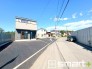 ～閑静な住宅街の立地～
・周辺は閑静な住宅街となっておりますので、静かな暮らしをご実現いただけます。
・前面道路の交通量も多くないので、小さなお子様がいるご家庭でもご安心ですね。
