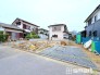 ～十分な広さのある前面道路～
・前面道路は約６ｍございますので、お車でのすれ違いも楽々で余計なストレスがかかりません。
・日々お車での移動が多い方には大切なポイントですね。
