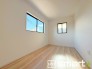 ～２面採光の明るいお部屋～
・洋室は２面採光とする事で穏やかな陽の入る明るい空間となっております。
・くつろぎのプライベート時間を明るい空間で穏やかにお過ごしいただけます。
(１号棟)