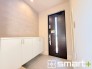 ～穏やかな陽が入る玄関～
・玄関ドアにガラス部分を設ける事で穏やかな陽の入る玄関になります。
・備え付けのシューズボックスはたっぷりしまえて玄関がスッキリ片付きますね。
(１号棟)