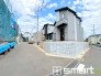 1号棟 ～十分な広さのある前面道路～
・前面道路は約5ｍございますので、お車でのすれ違いも楽々で余計なストレスがかかりません。
・日々お車での移動が多い方には大切なポイントですね。
