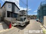 2号棟 ～十分な広さのある前面道路～
・前面道路は約5ｍございますので、お車でのすれ違いも楽々で余計なストレスがかかりません。
・日々お車での移動が多い方には大切なポイントですね。
