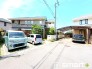 ～十分な広さのある前面道路～
・前面道路は約６ｍございますので、お車でのすれ違いも楽々で余計なストレスがかかりません。
・日々お車での移動が多い方には大切なポイントですね。
