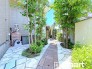 緑豊かな植栽が心地よい木陰を作り出し、歩を進めるたびに穏やかなやすらぎを感じられる、趣のあるプライベート空間です。
