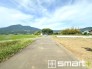 ～十分な広さのある前面道路～
・前面道路は約4ｍございますので、お車でのすれ違いも可能で余計なストレスがかかりません。
・日々お車での移動が多い方には大切なポイントですね。
