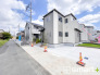 ～閑静な住宅街の立地～
・周辺は閑静な住宅街となっておりますので、静かな暮らしをご実現いただけます。
・前面道路の交通量も多くないので、小さなお子様がいるご家庭でもご安心ですね。(Ａ号棟)
