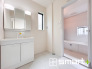 ～余裕のある広さの洗面スペース～
・洗面スペースを大きめに取る事でリネン置場などにも困らず、洗濯なども楽々行っていただけます。
・洗面が広い物件は意外と少ないので、ぜひご覧くださいませ。
