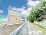 ～開放感ある角地のお住まい～
・２方向が空く事で開放感のある角地に位置しております。
・窮屈な感じが無く、ゆったりと暮らせるこの魅力をぜひ現地でご体感くださいませ。（１号棟）

