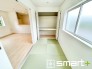 ～使い勝手の良い「和洋室」～
・畳敷きに建具は洋風、というハイブリッド型の「和洋室」。和室と洋室の良い所を組み合わせたお部屋です。
・やはり畳の香りは心が落ち着きますね。（１号棟）
