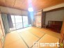 母屋から少し離れた独立した空間として、心安らぐ静けさと日本古来の情緒が漂う、懐かしさに満ちた和の趣を感じさせる離れの和室です
