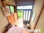 ～穏やかな陽の入る玄関～
・玄関ドアのガラス部分に加えてシューズボックスの間に窓を設ける事で穏やかな陽の入る玄関に。
・ご家族やご来客を明るい空間で出迎えてくれます。
