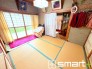 ～「和みの部屋」和室をご用意～
・ゴロンと寝転がったり、お子様のいるご家庭ではお子様を寝かしつけたり、などご活用いただける和室をご用意。
・やはり畳の香りは心が落ち着きますね。
