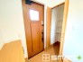 ～土間収納のある玄関～
・玄関横に土間収納をご用意。ベビーカーやゴルフバッグ、お子様のスポーツ用品など収納可能です。
・玄関ドアにガラス部分を設ける事で穏やかな陽の入る玄関になります。