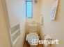 ～埋め込み式の収納～
・トイレットペーパーを収納できる埋め込み式のトイレ収納。
・床に置かなくて済むので掃除も楽々です。
