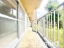 ～洗濯物も干しやすいバルコニー～
・陽当たり良好な南側のバルコニーは２部屋から出入りができて毎日のお洗濯も快適。
・物干し竿受けが標準装備されているのですぐにお使いいただけます。