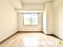 ～明るく暖かな光が差し込む洋室～
・窓からたっぷりの光が舞い込み、お部屋全体を優しく包み込んでくれます。
・くつろぎのプライベート時間を明るい空間で穏やかにお過ごしいただけます。
